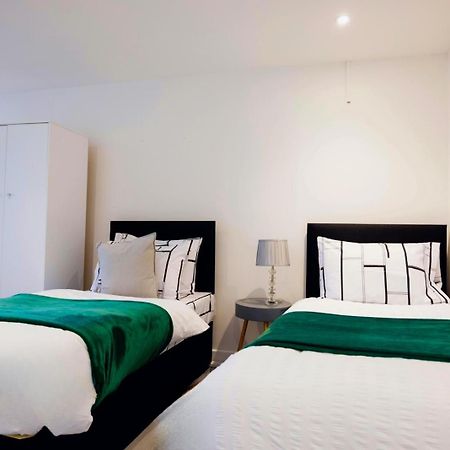 2 Bedrooms -Parking-Very Spacious-Wifi London Kültér fotó
