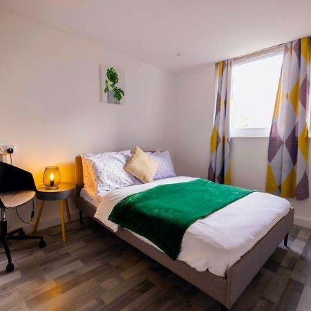 2 Bedrooms -Parking-Very Spacious-Wifi London Kültér fotó
