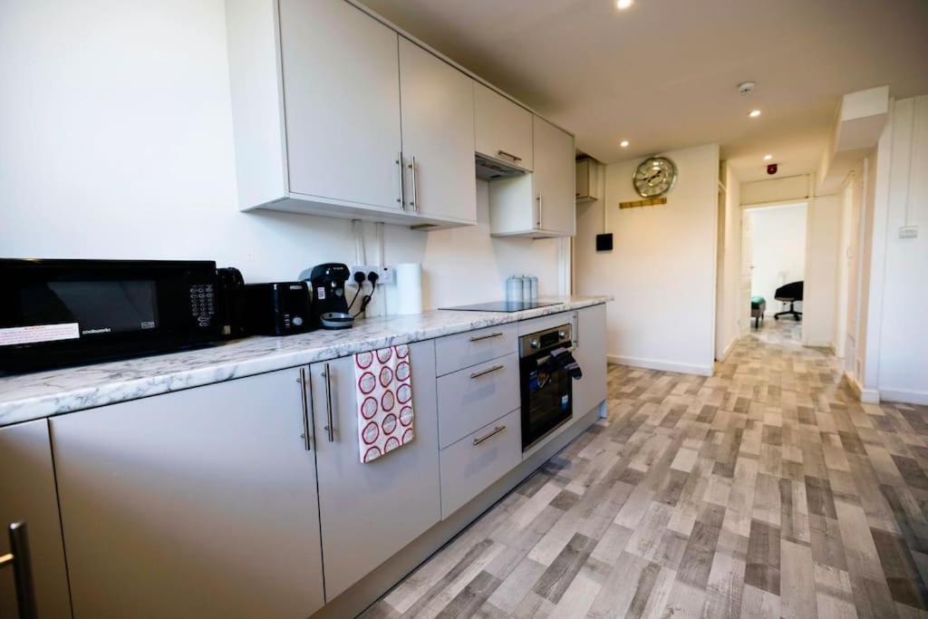 2 Bedrooms -Parking-Very Spacious-Wifi London Kültér fotó