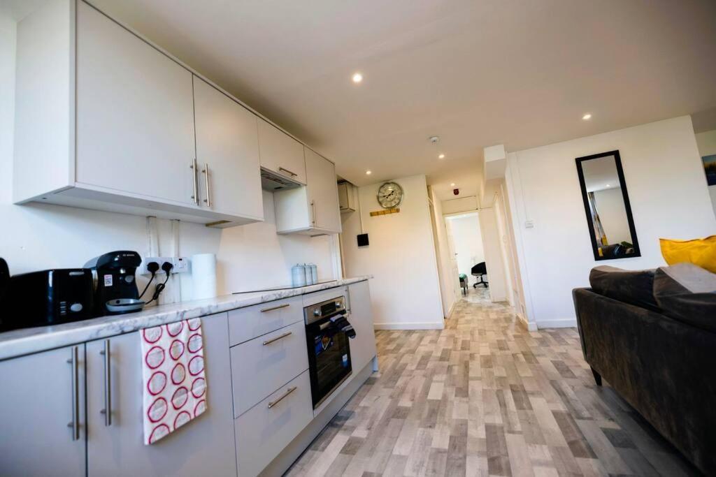 2 Bedrooms -Parking-Very Spacious-Wifi London Kültér fotó