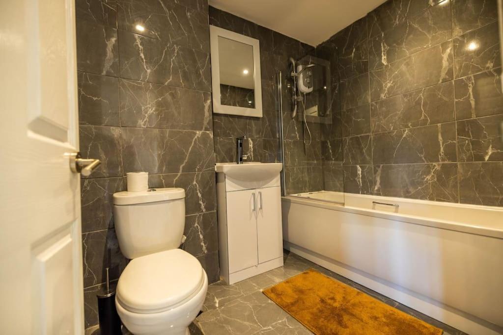 2 Bedrooms -Parking-Very Spacious-Wifi London Kültér fotó
