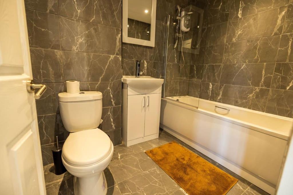 2 Bedrooms -Parking-Very Spacious-Wifi London Kültér fotó