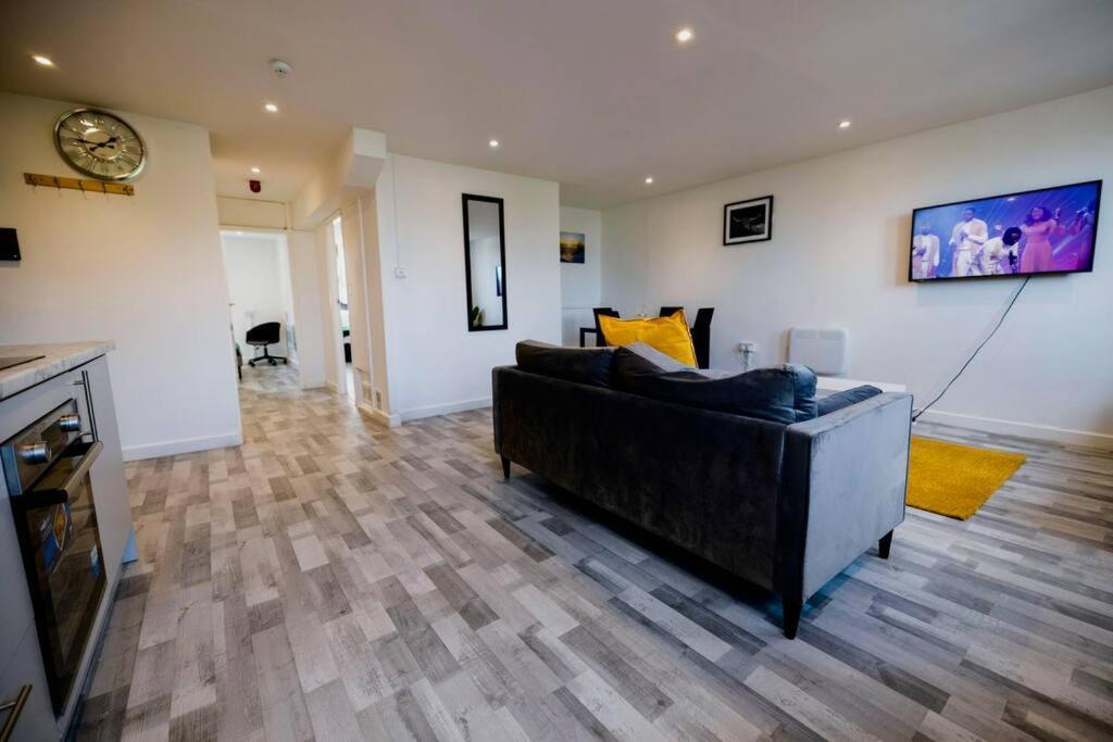 2 Bedrooms -Parking-Very Spacious-Wifi London Kültér fotó