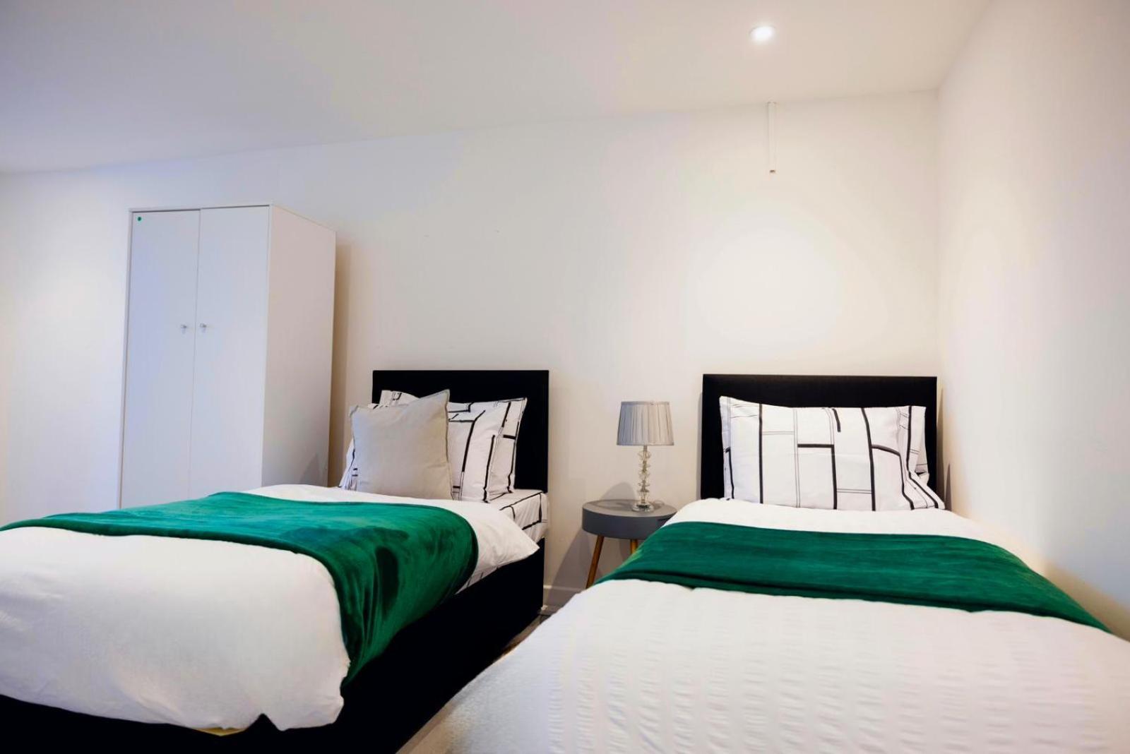2 Bedrooms -Parking-Very Spacious-Wifi London Kültér fotó